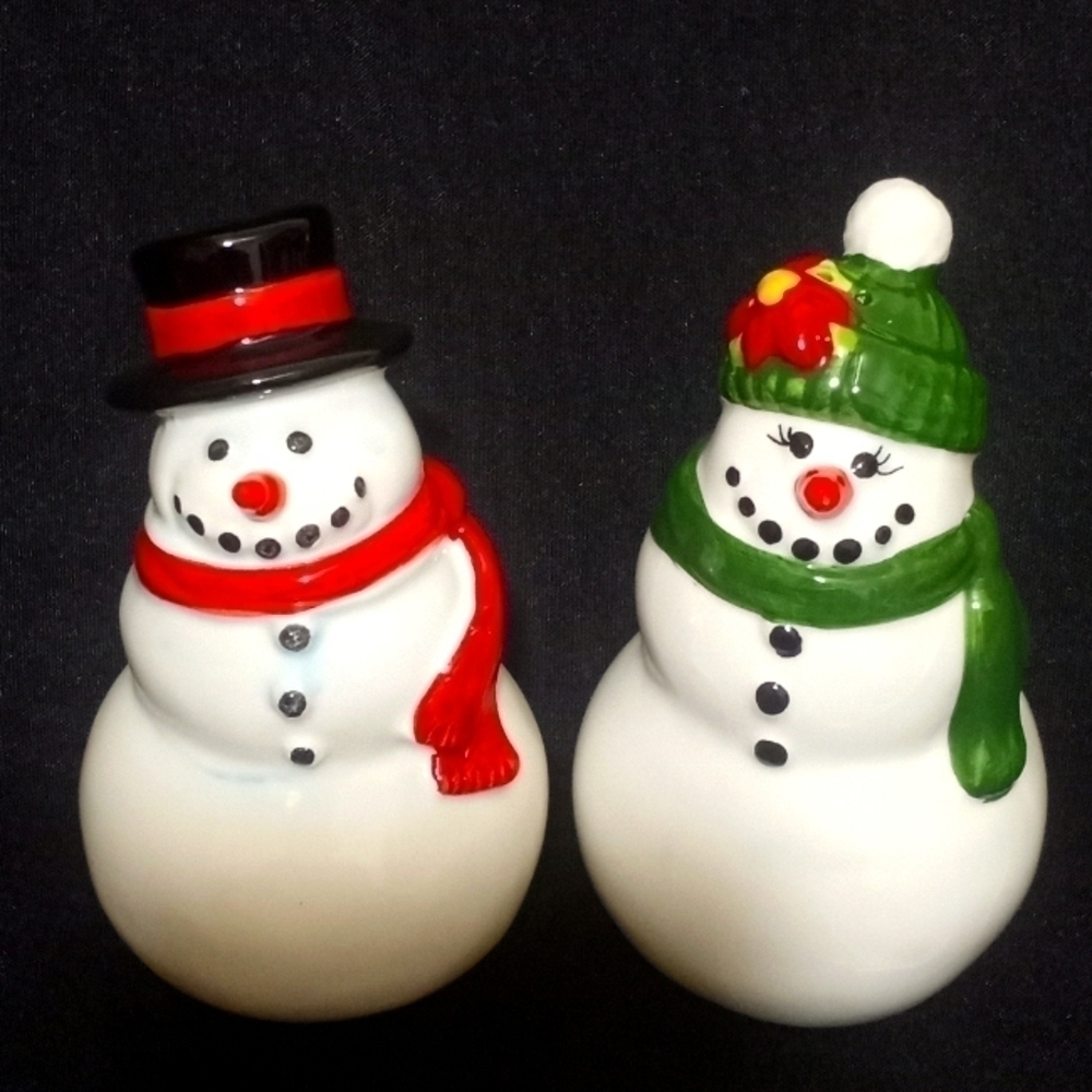 Mr & Mrs Holiday Snowfolk Salt and Pepper Shaker by Publix 2006